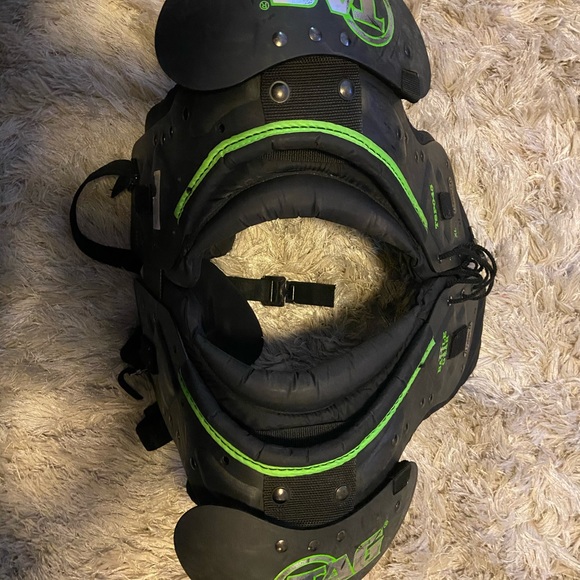 Used football pads - Picture 3 of 3